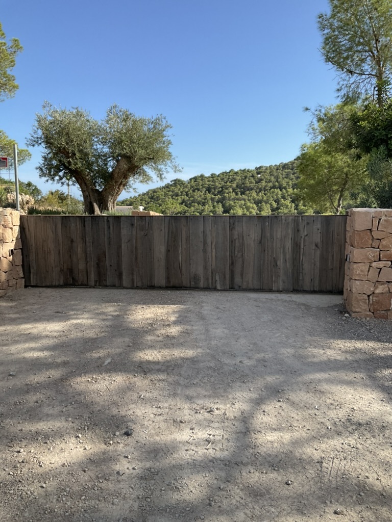 Puerta de madera fabricada a medida
