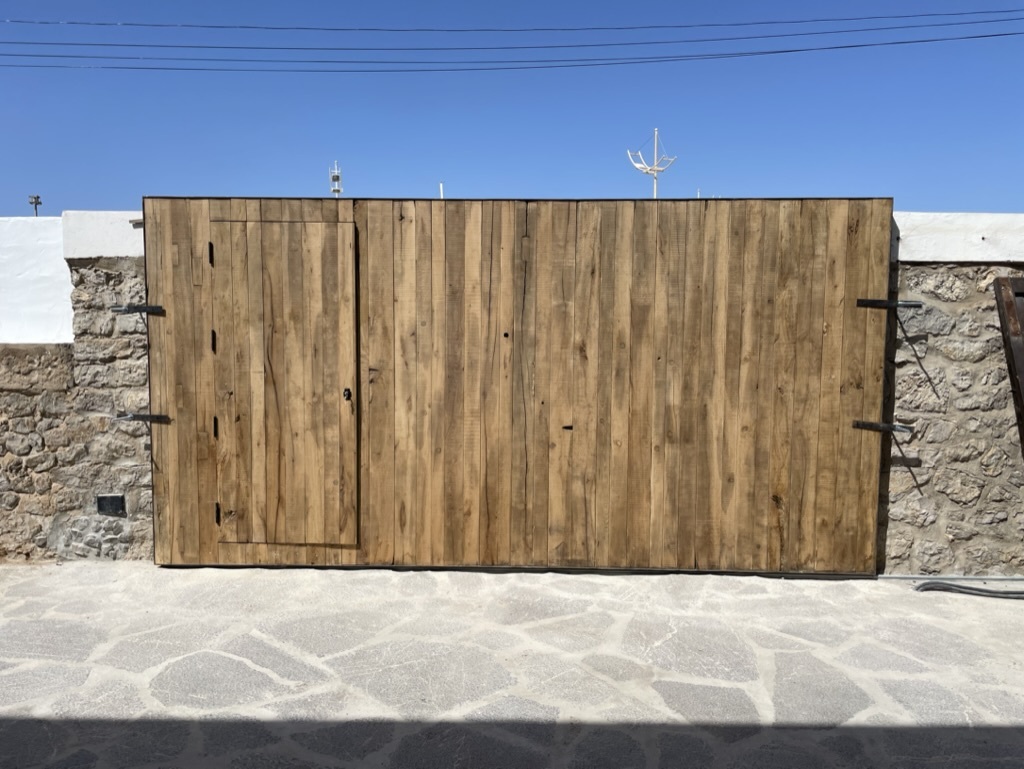 Puerta flotante con marco oculto