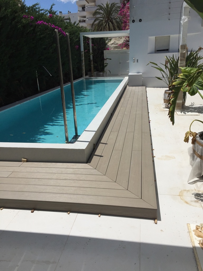 Tarima de madera maciza con estética cuidada