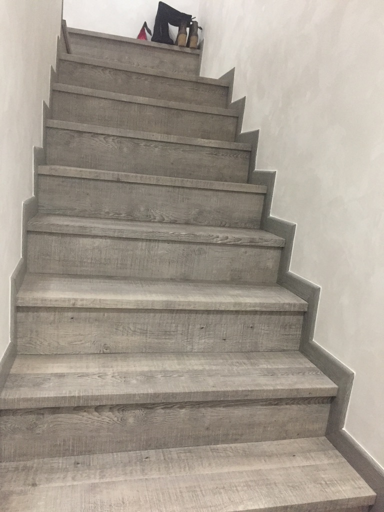 Escalera con peldaños macizos y estructura elegante