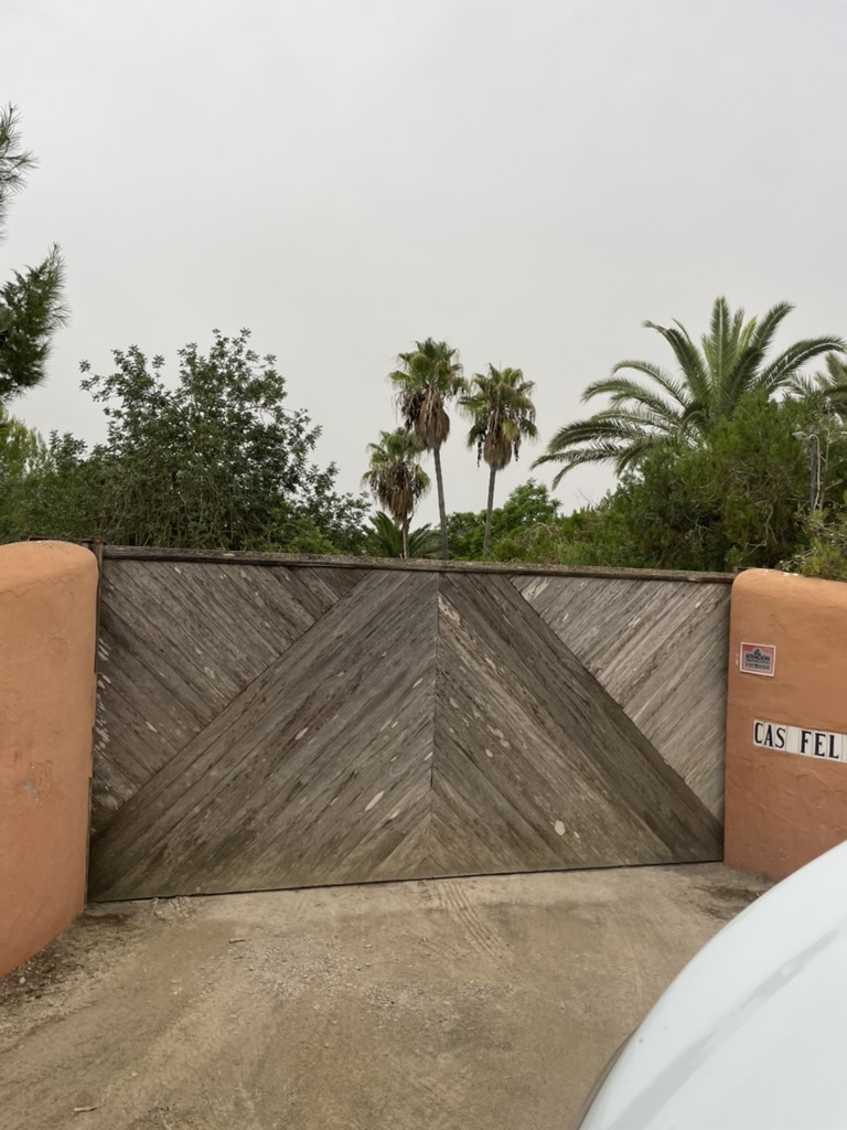 Puerta de madera tratada para exteriores