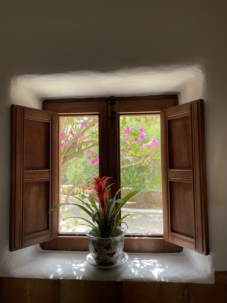 Ventana de doble hoja con apertura interior