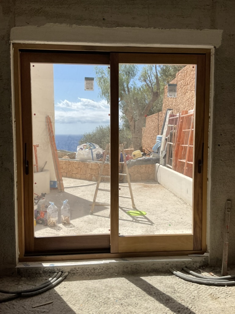 Ventanales panorámicos con marcos de madera