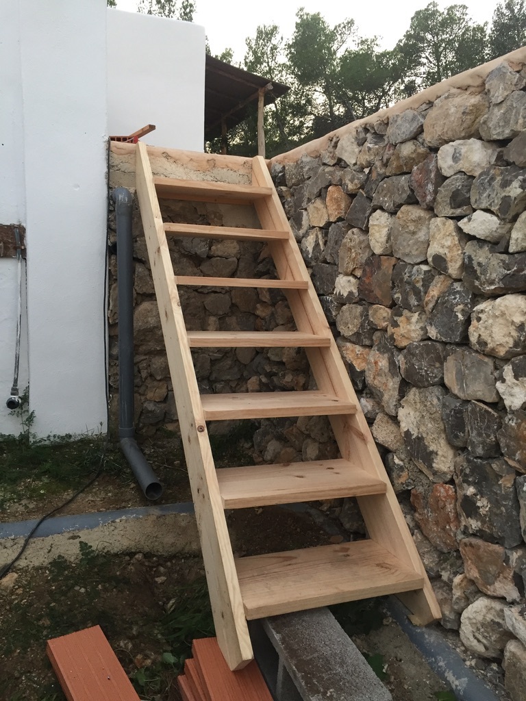 Escalera con madera tratada y diseño limpio