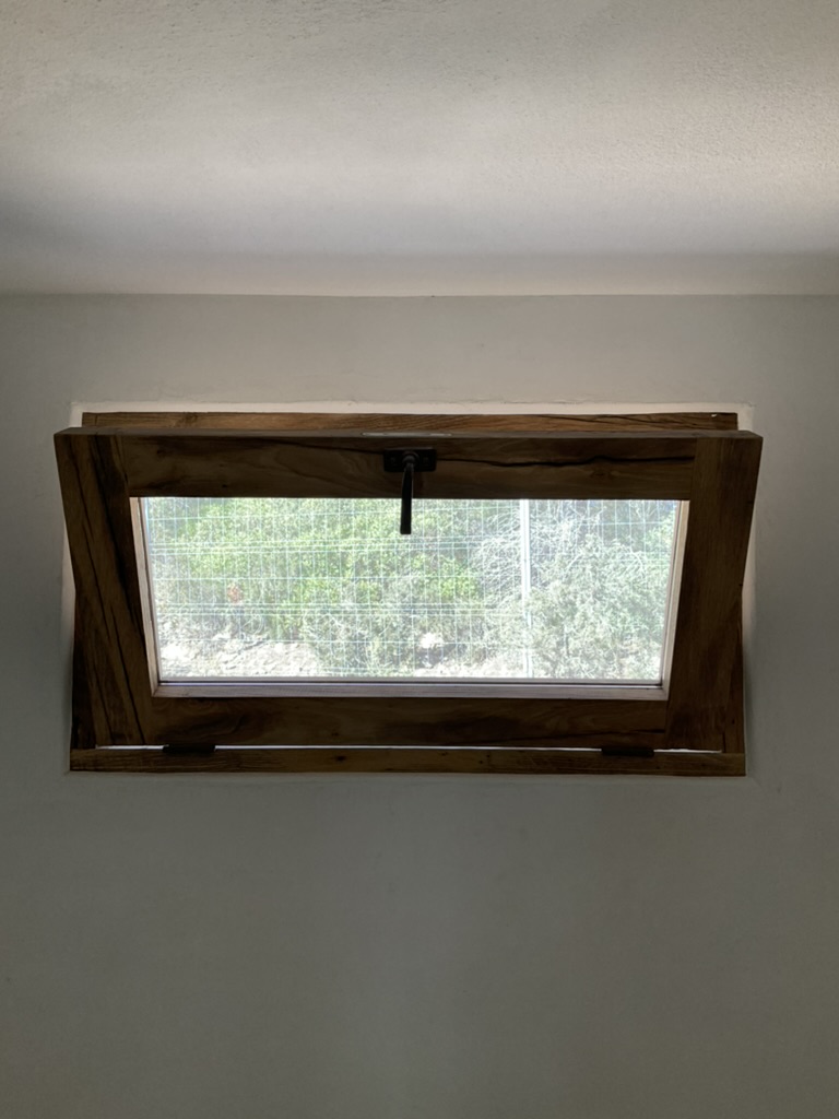 Ventana abatible de madera artesanal