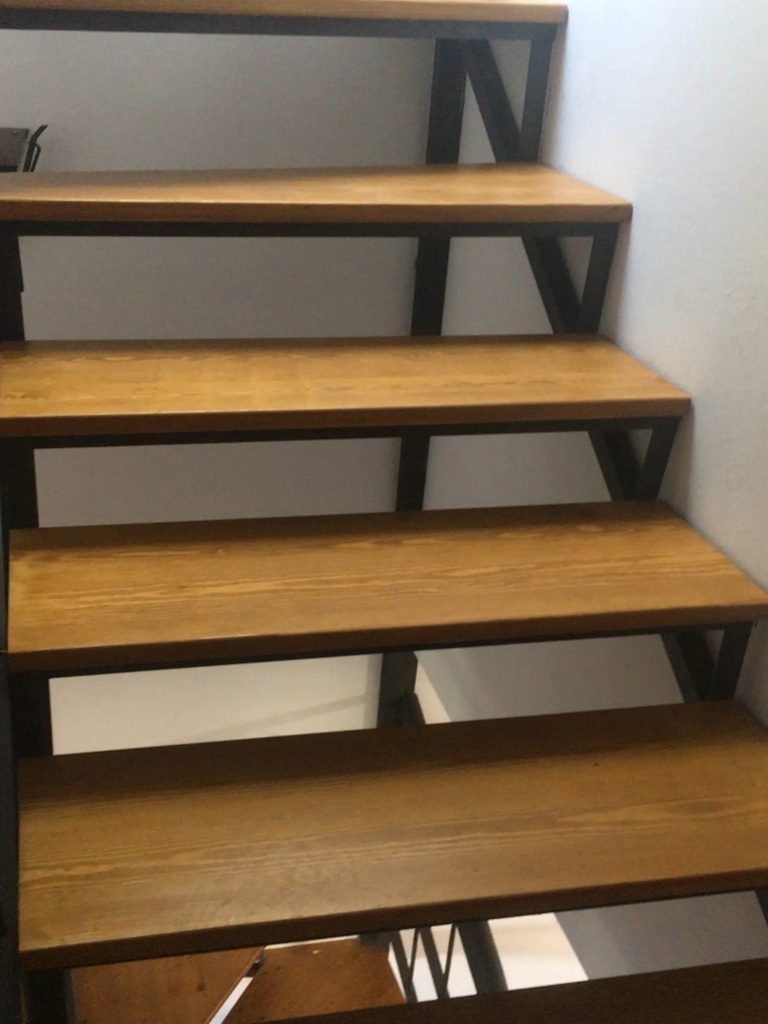 Barandilla de madera combinada con peldaños flotantes