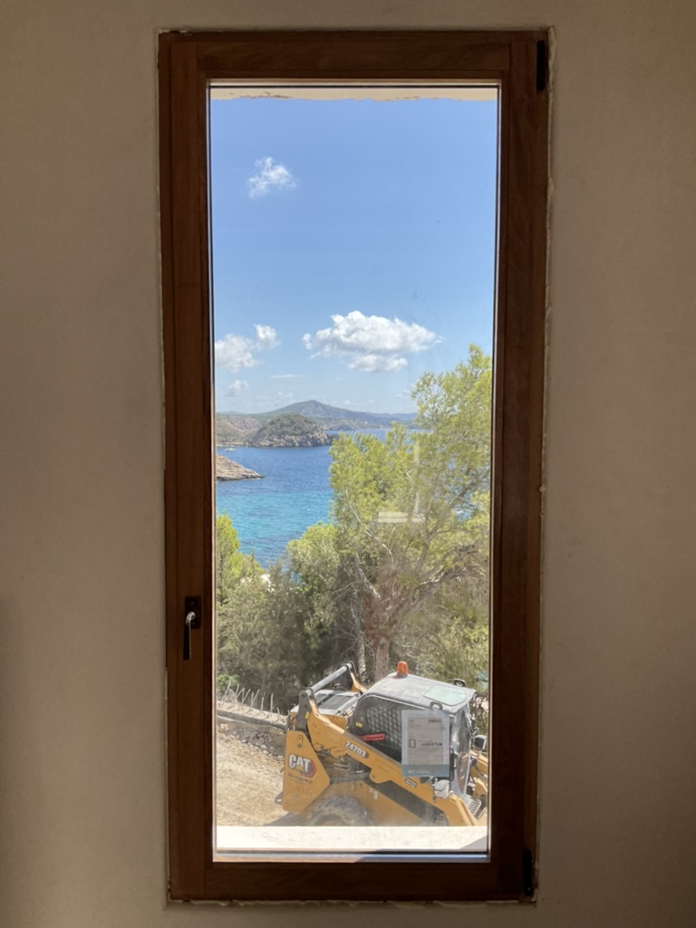 Ventana con marco de madera