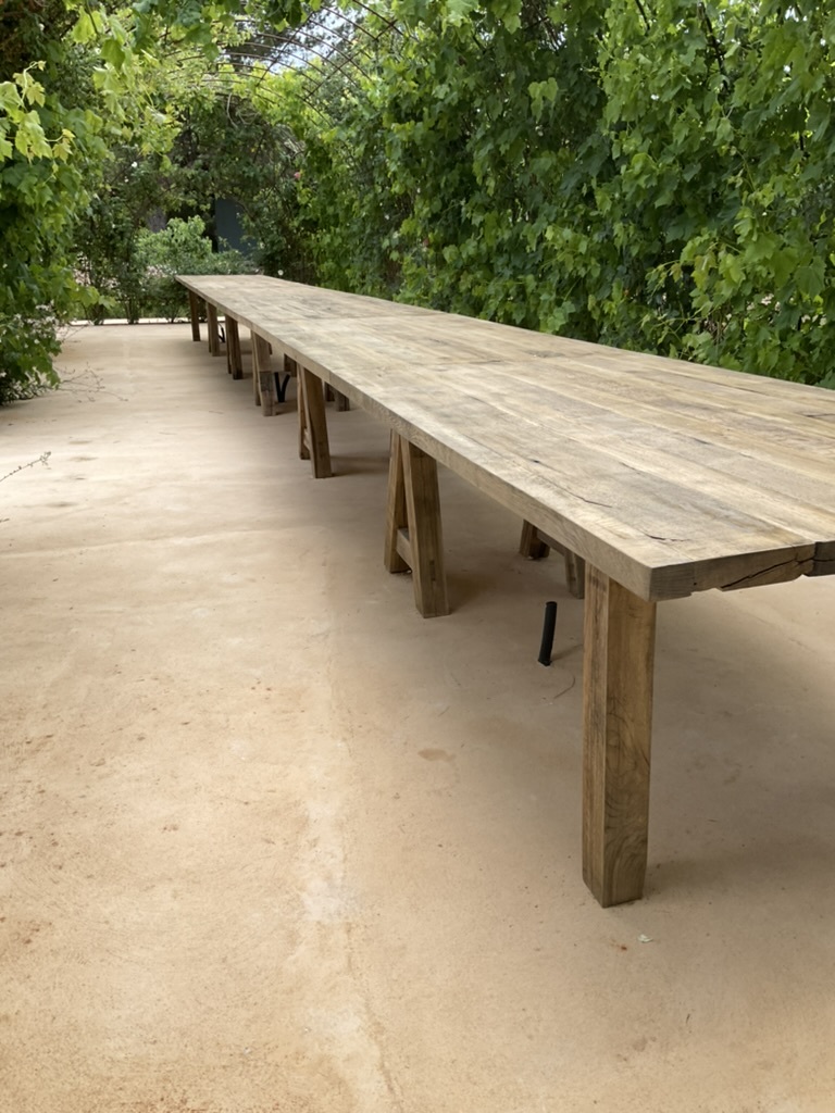 Mesa con acabado mate y estructura minimalista