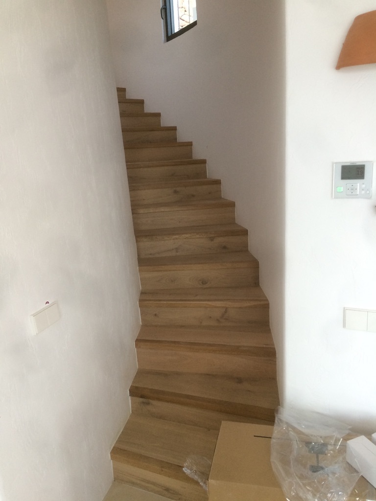 Carpintería de escaleras con acabados naturales