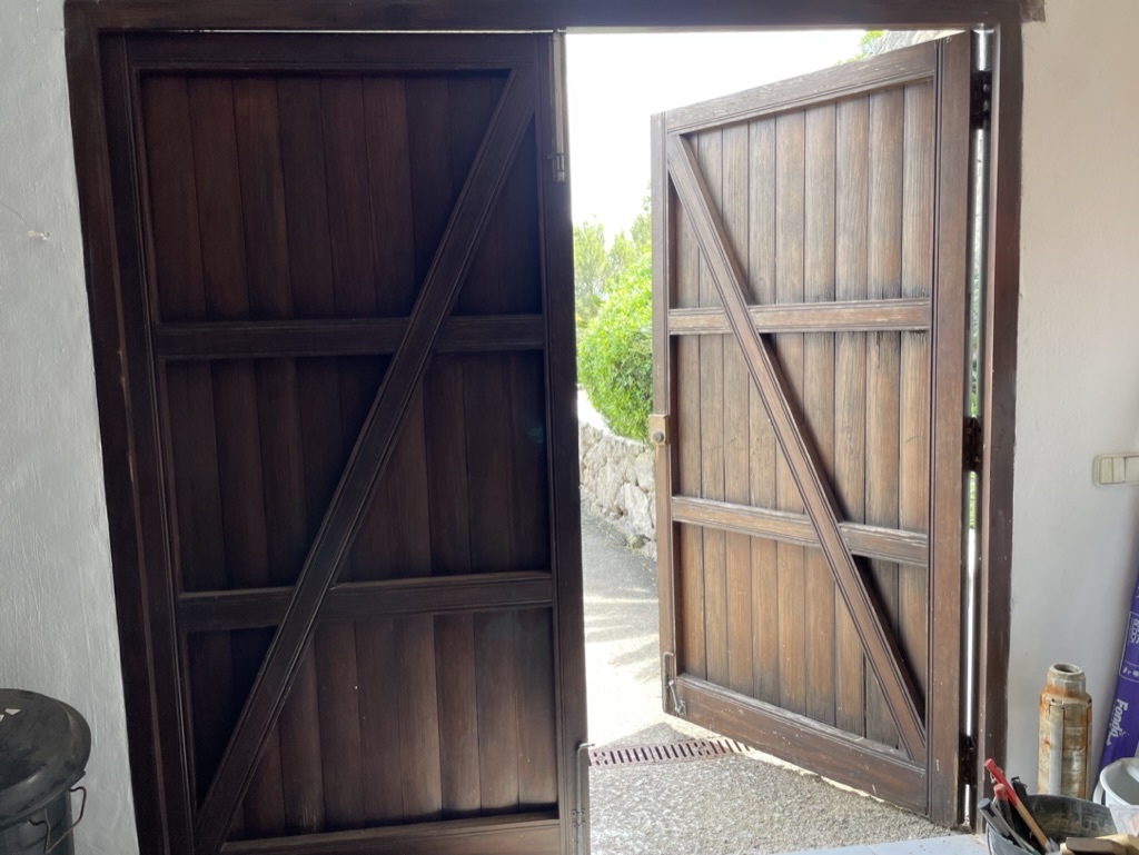 Puerta de madera tratada para exteriores