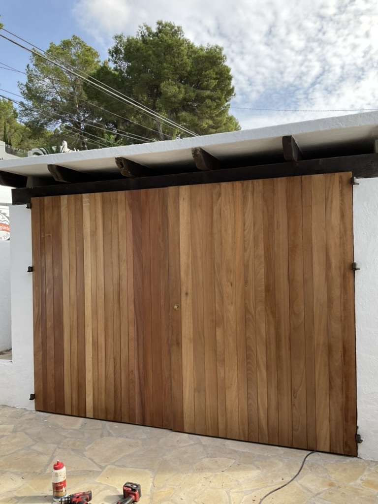 Puerta moderna con líneas minimalistas