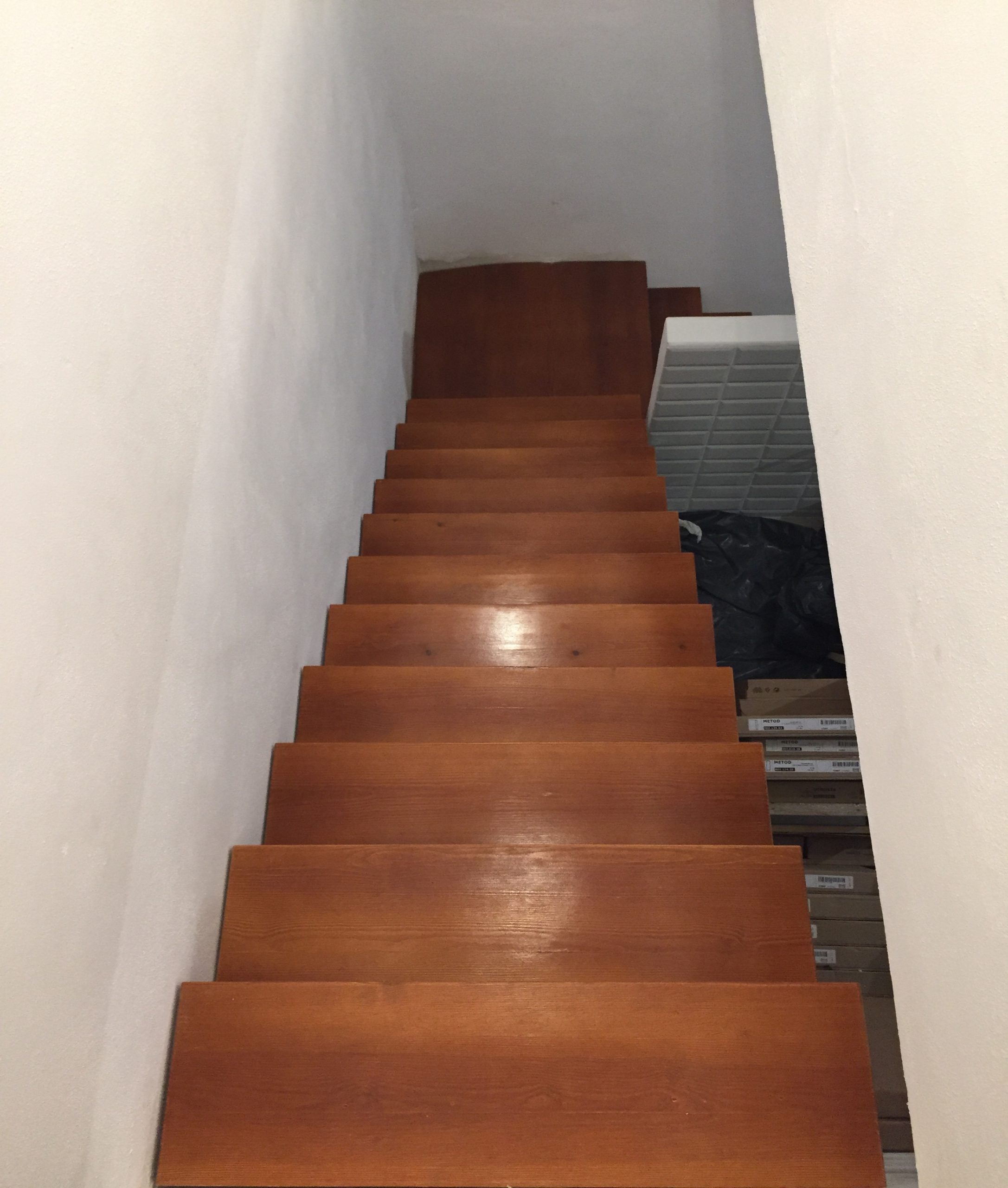 Escalera recta de madera con acabado natural