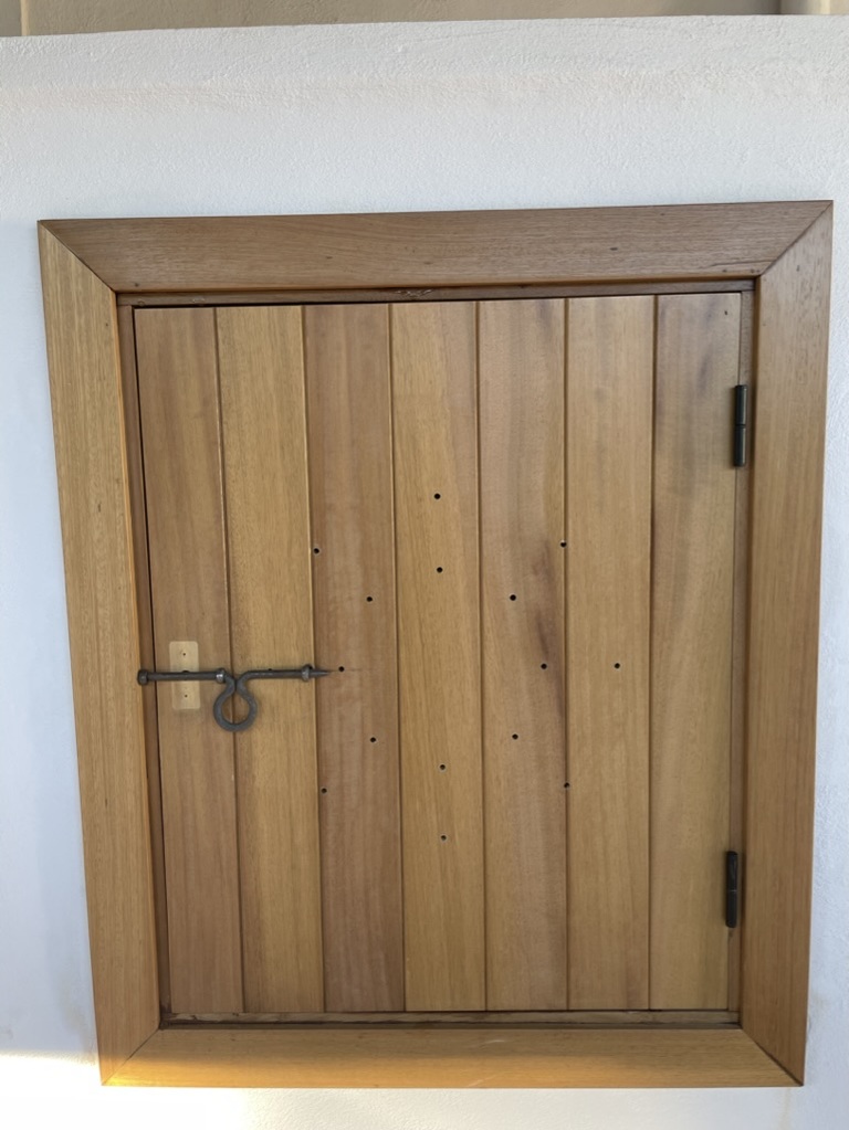Ventana de madera con diseño tradicional