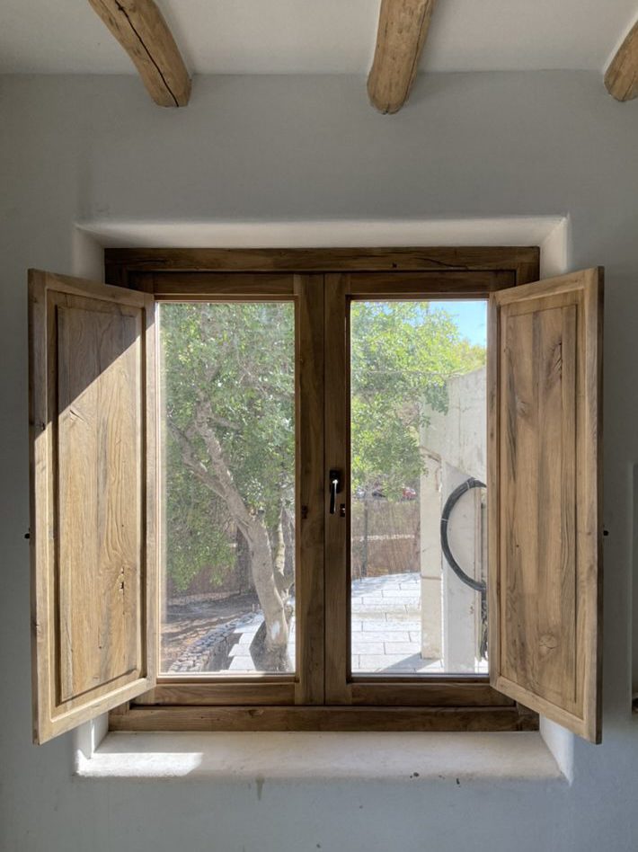 Diseño moderno de ventana con carpintería en madera