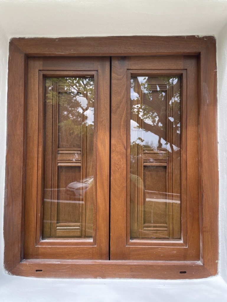 Ventana con perfil de madera robusto