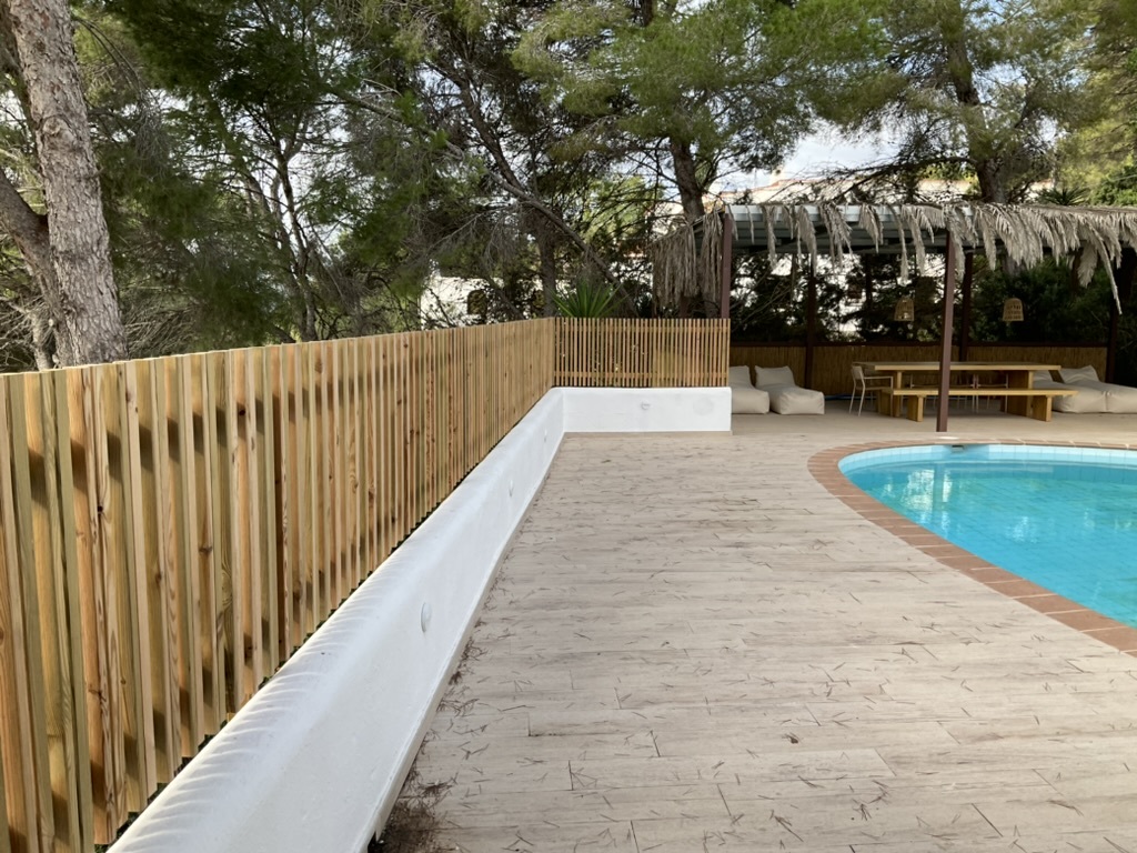 Tarima de madera con diseño sobrio y elegante