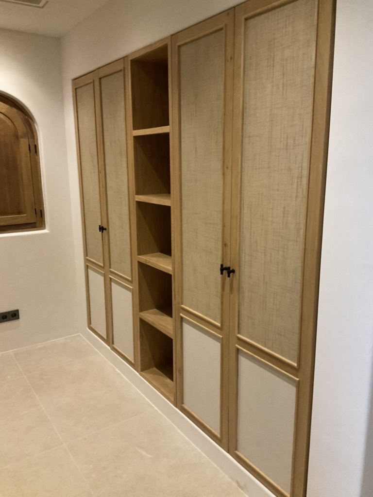 Interior de armario con baldas y cajones personalizados