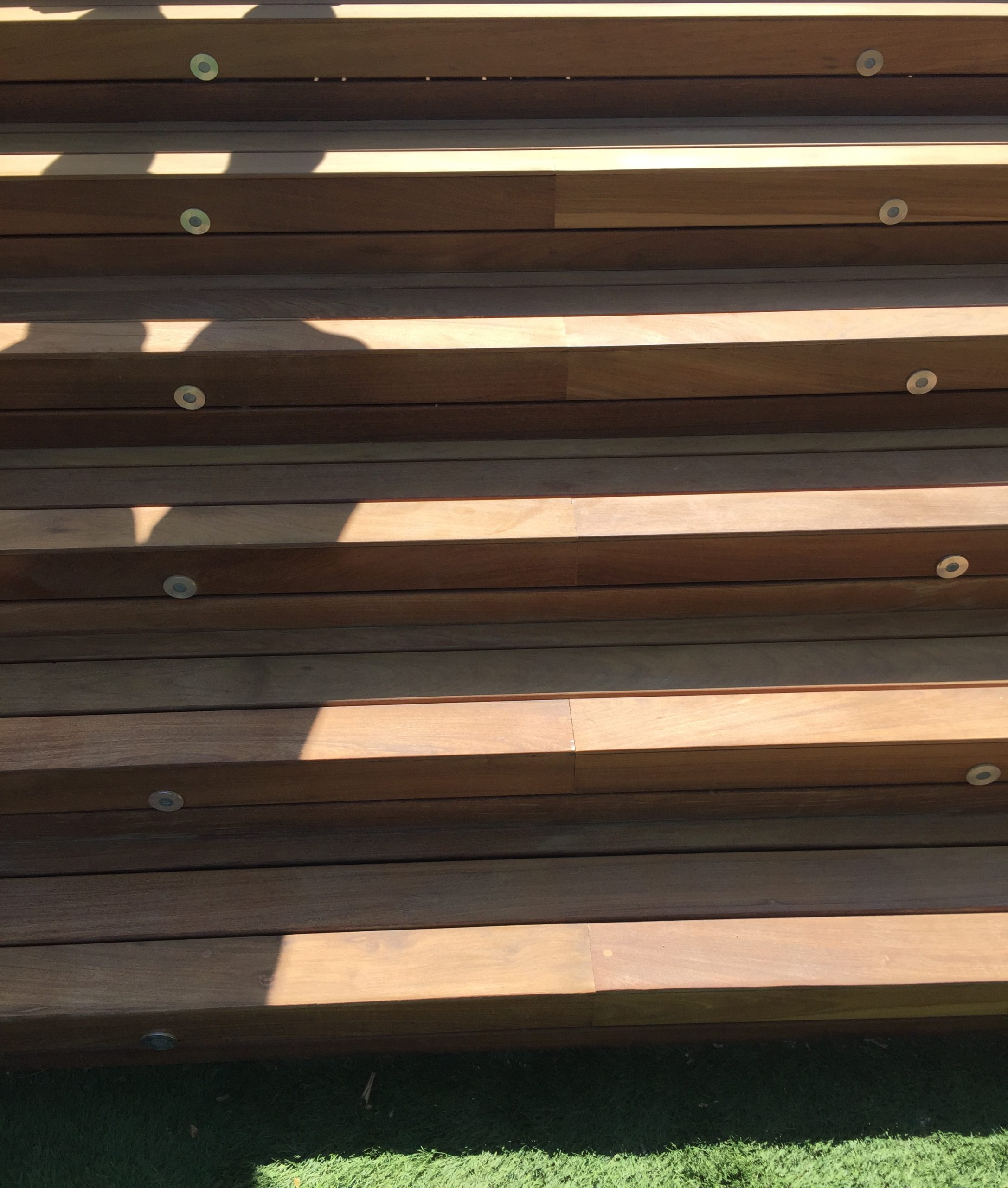 Escalera compacta de madera con acabado cálido