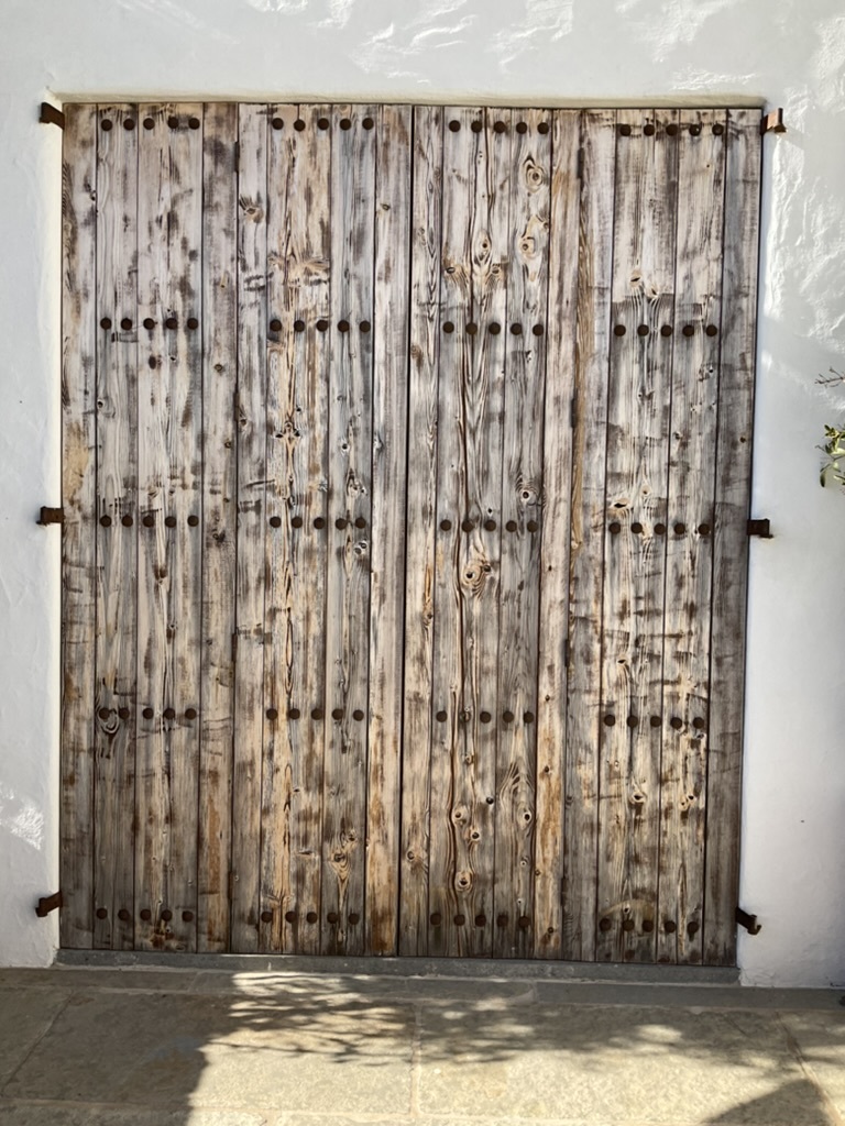 Puerta rústica con acabado envejecido artesanal