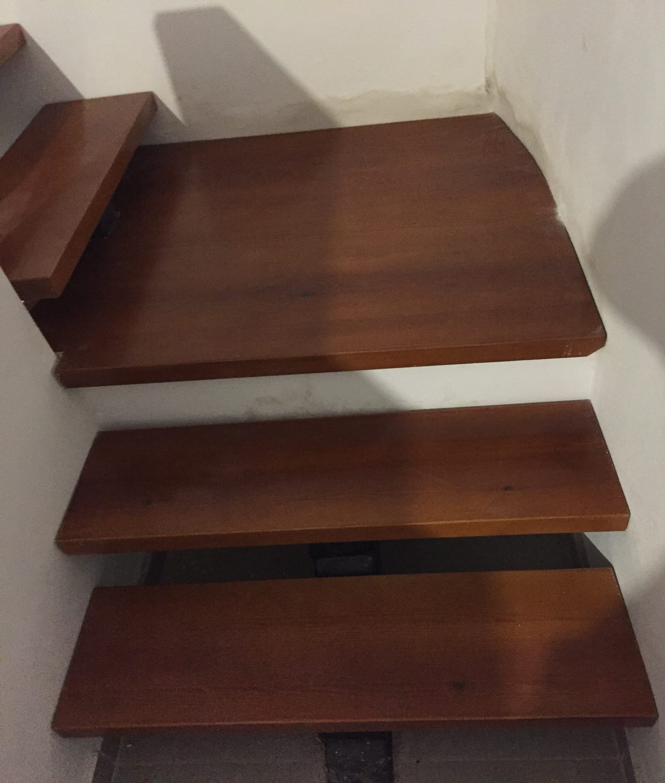 Escalera con estructura abierta fabricada a medida